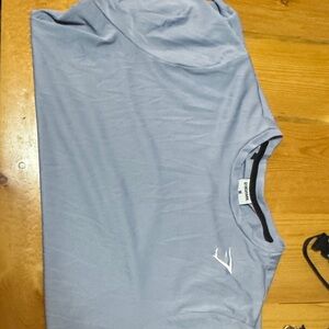 Light gray T-Shirt with gymshark Logo